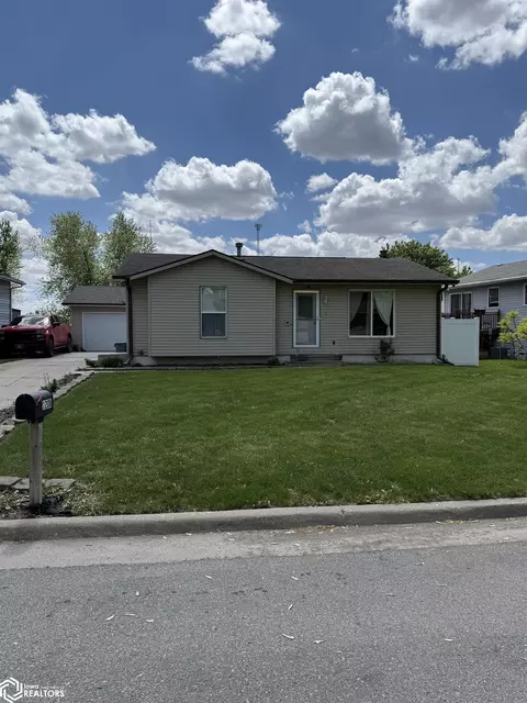 1208 Rolling Meadows Rd, Marshalltown, IA 50158