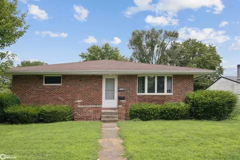 202 N Pine St, New London, IA 52645