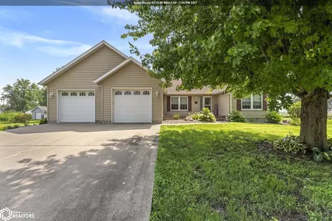 920 S 4th St, Wapello, IA 52653