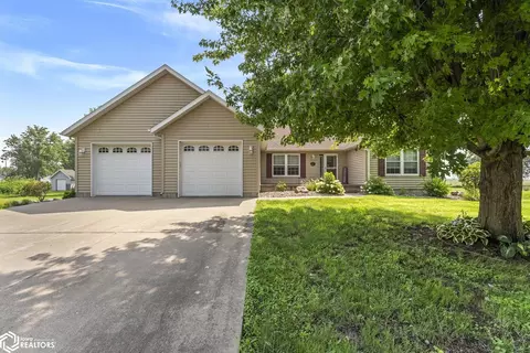 920 S 4th St, Wapello, IA 52653