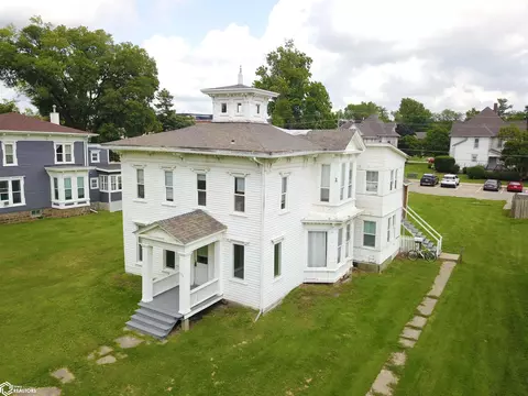 1126 Broad St, Grinnell, IA 50112