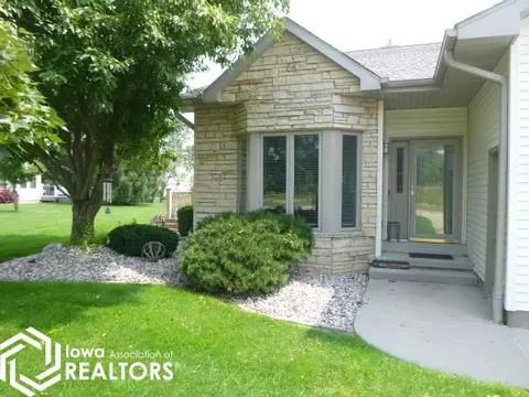 5571 Oak Hills Dr, Burlington, IA 52601