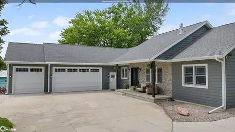 21 Timberlane Dr, Clear Lake, IA 50428