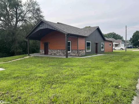 121 N 9th St, Albia, IA 52531