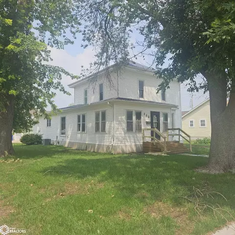 112 1st St SE, Britt, IA 50423