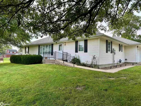 813 S 8th St, Chariton, IA 50049