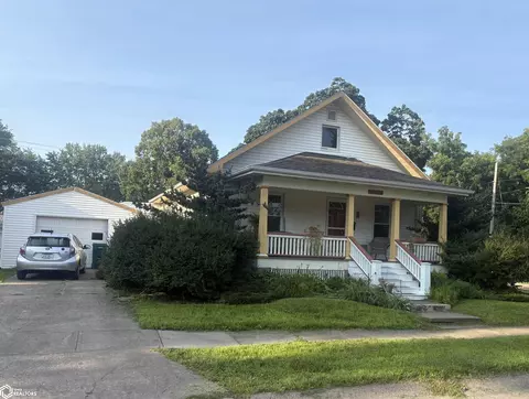 114 Iowa Ave, Fairfield, IA 52556