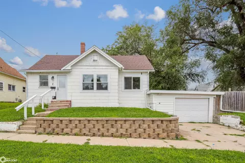 8 E Lincoln St, Marshalltown, IA 50158