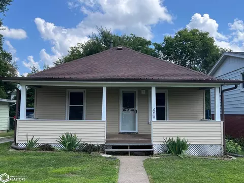 2218 S 10th St, Burlington, IA 52601