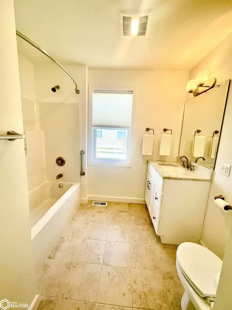 Bath - 2114 Ruby Ln, Fairfield, IA 52556 photo 1 of 2