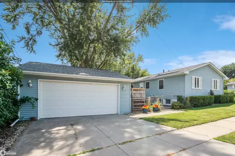 271 Lynda Dr NW, Cedar Rapids, IA 52405