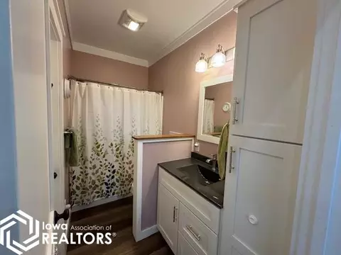 Bath - 902 E Washington St, Centerville, IA 52544 photo 1 of 3