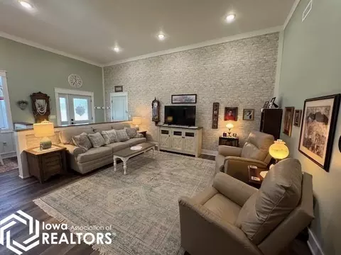 Living - 902 E Washington St, Centerville, IA 52544 photo 2 of 5