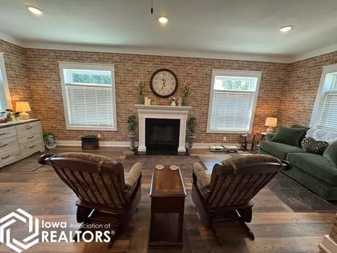 Living - 902 E Washington St, Centerville, IA 52544 photo 4 of 5
