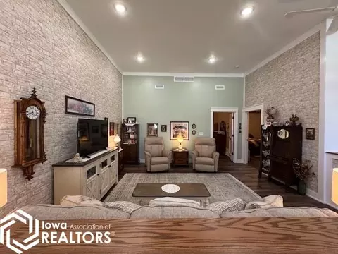 Living - 902 E Washington St, Centerville, IA 52544 photo 3 of 5