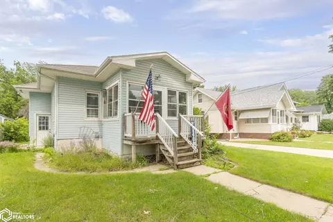 227 N Crescent Dr, Mason City, IA 50401
