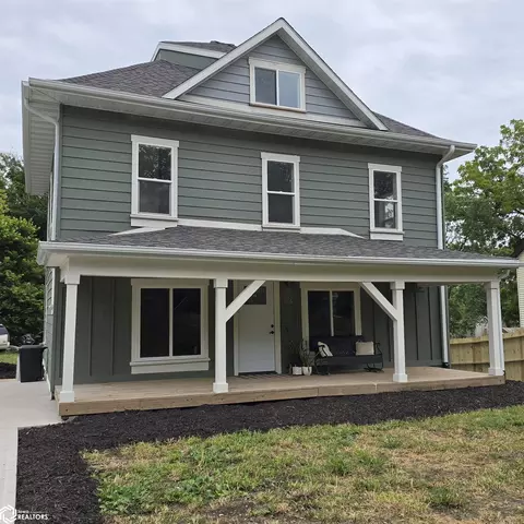 906 Center St, University Park, IA 52595