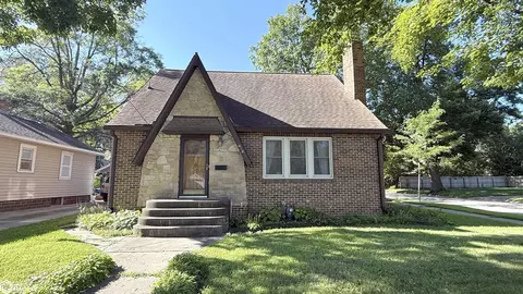 210 N Crescent Dr, Mason City, IA 50401