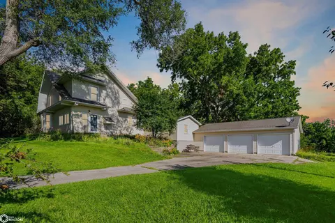 1105 295th St, State Center, IA 50247