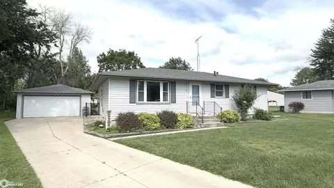5 Highland Park Ct, Mason City, IA 50401