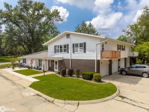1008 Ellis Dr #6, Charles City, IA 50616