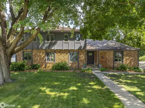 1803 Springview Dr, Mason City, IA 50401