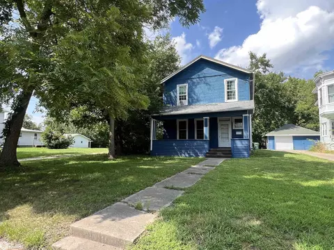 303 W 305 W Kirkwood Ave, Fairfield, IA 52556