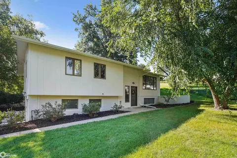 214 Terrace Dr, Oskaloosa, IA 52577