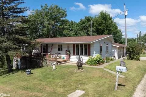 1332 Holiday Ln, Brooklyn, IA 52211
