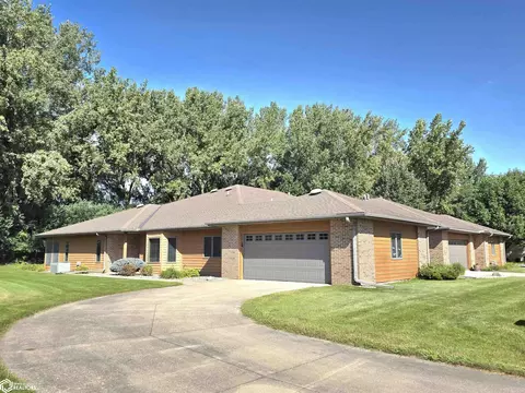 2042 Hunters Ridge Dr, Mason City, IA 50401