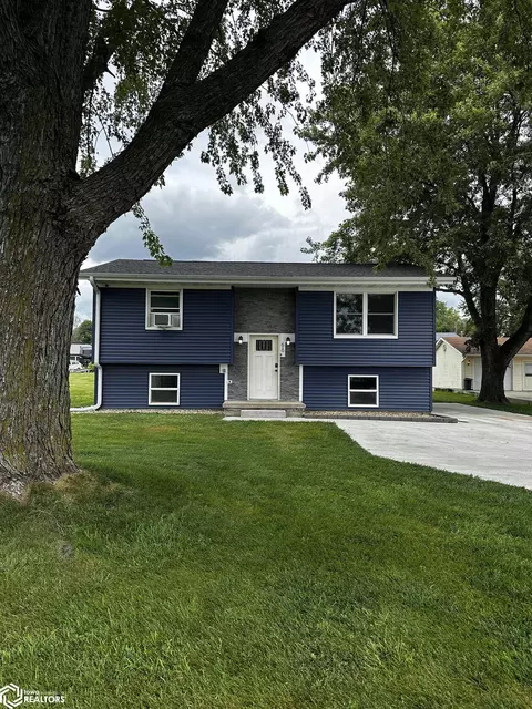 610 E Pershing Dr, Brooklyn, IA 52211
