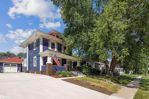 905 E First St, Pella, IA 50219