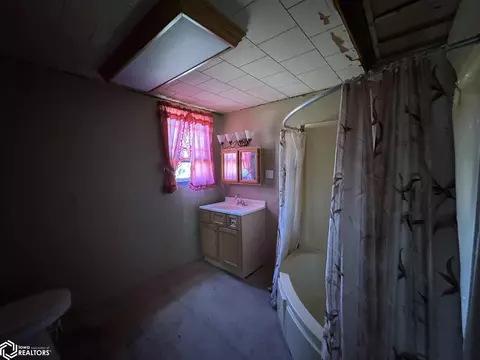 Bath - 204 Vine, Cincinnati, IA 52549 photo 1 of 1