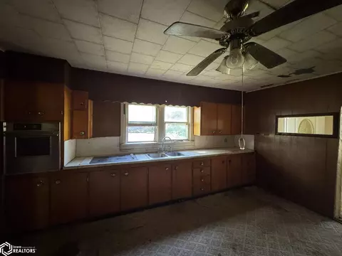 Kitchen - 204 Vine, Cincinnati, IA 52549 photo 2 of 2