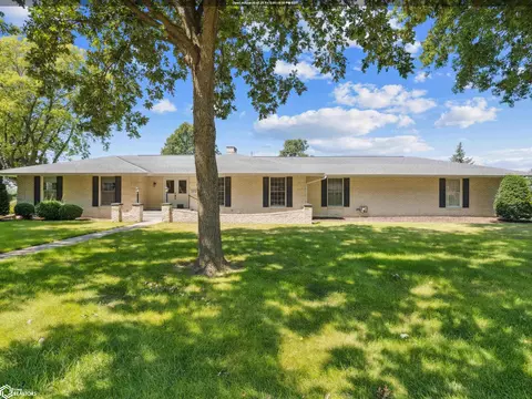 202 Orchard Ln, New London, IA 52645