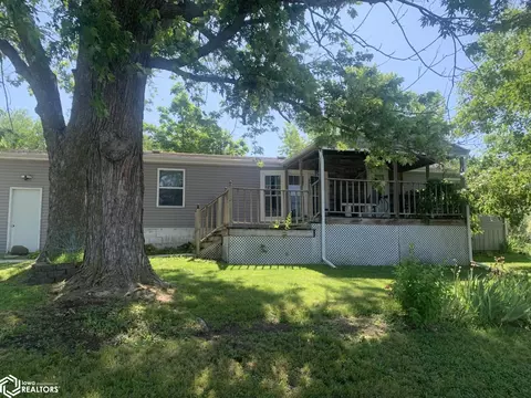 901 NE Locust St, Leon, IA 50144