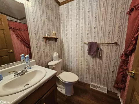 Bath - 428 E 8th St, Glidden, IA 51443 photo 1 of 4