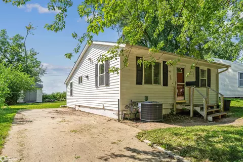 2505 S 8th Ave E, Newton, IA 50208