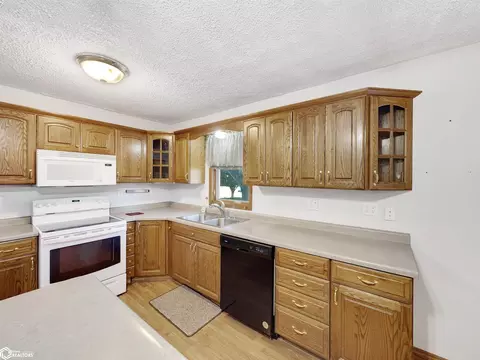 Kitchen - 814 3rd St NW, Hampton, IA 50441 photo 2 of 4