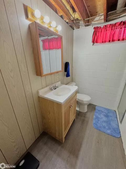 Bath - 814 3rd St NW, Hampton, IA 50441 photo 3 of 4