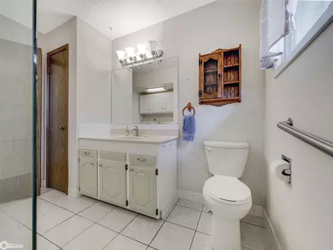 Bath - 814 3rd St NW, Hampton, IA 50441 photo 2 of 4