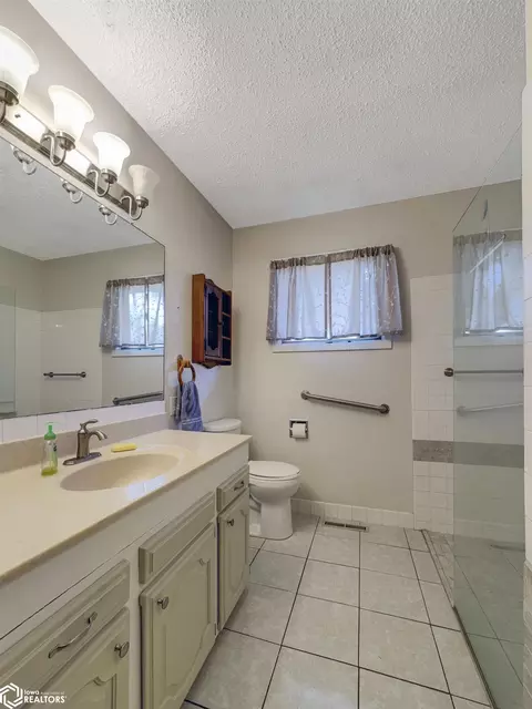 Bath - 814 3rd St NW, Hampton, IA 50441 photo 1 of 4