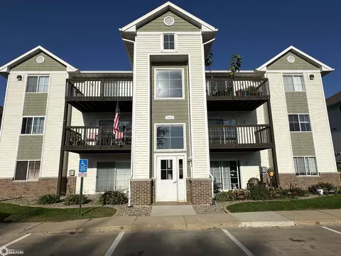 6430 Creekside Dr NE #4, Cedar Rapids, IA 52402