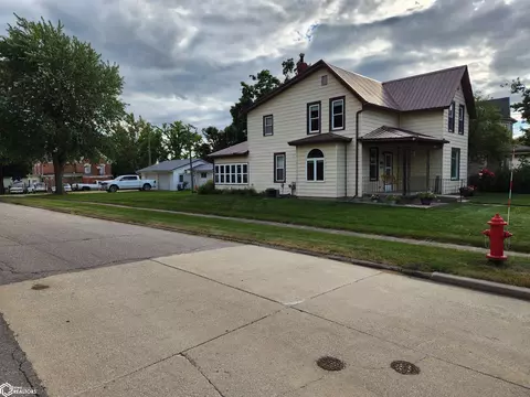 208 E Carleton St, Toledo, IA 52342
