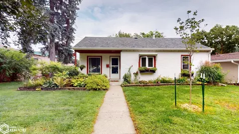 1044 Maple Dr, Mason City, IA 50401