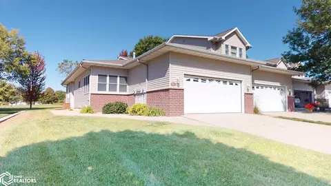 2140 Country Club Dr, Mason City, IA 50401