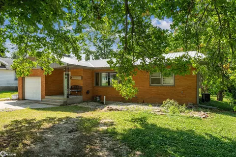 305 N Pine St, New London, IA 52645