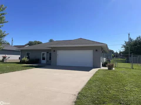 1304 Country Club Dr, Tama, IA 52339