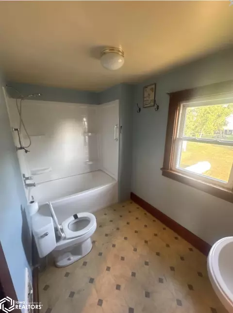 Bath - 390 E Patrick St, Dougherty, IA 50433 photo 1 of 1