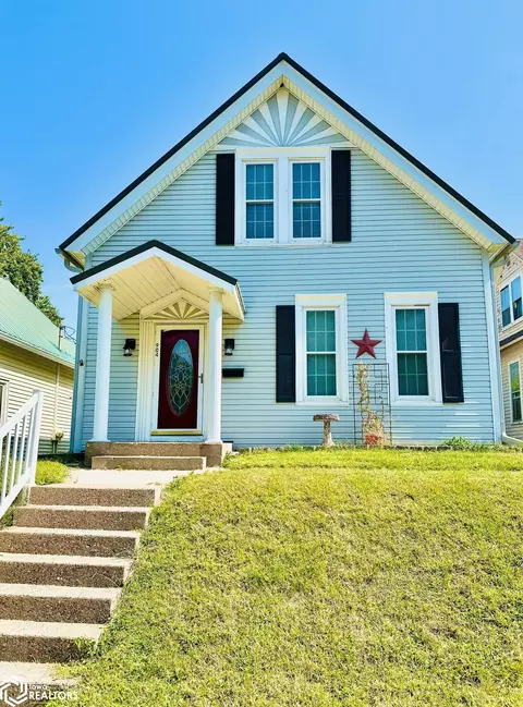 904 S 9th St, Burlington, IA 52601